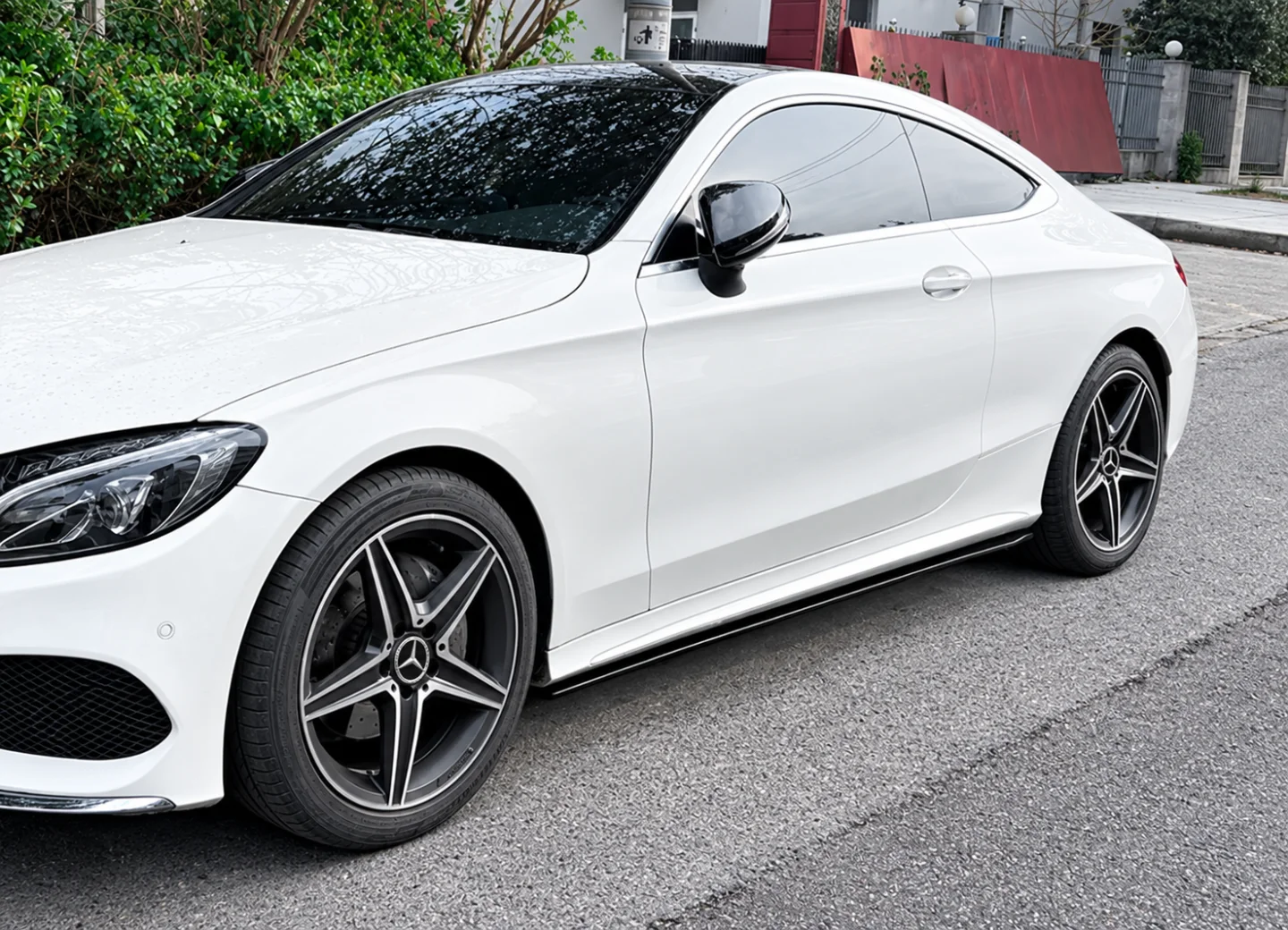 Dokładki progowe Mercedes C-Klasa W205 AMG Line – Coupe / Sedan – czarny połysk — zdjęcie 1